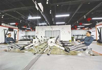 一家全智能24小时运动场馆在蓉出现,图为趣跑吧创始人刘永彬在锻炼。